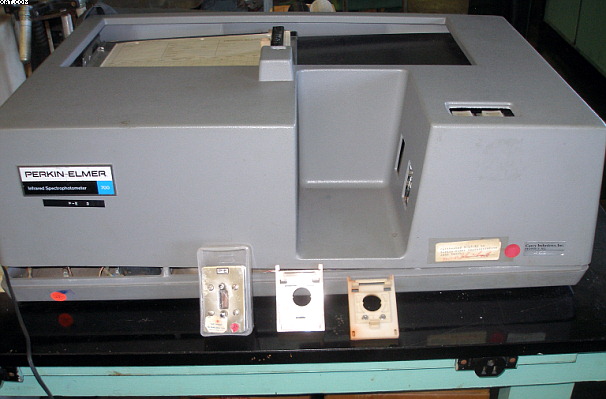PERKIN- ELMER IR Spectrophotometer Model 700